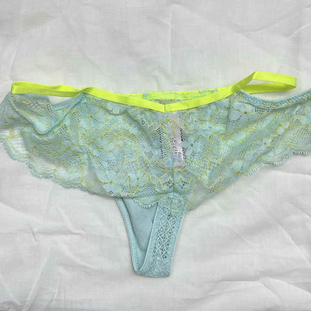 Victoria's Secret Dream Angels Lacey Thong - Picture 2 of 4